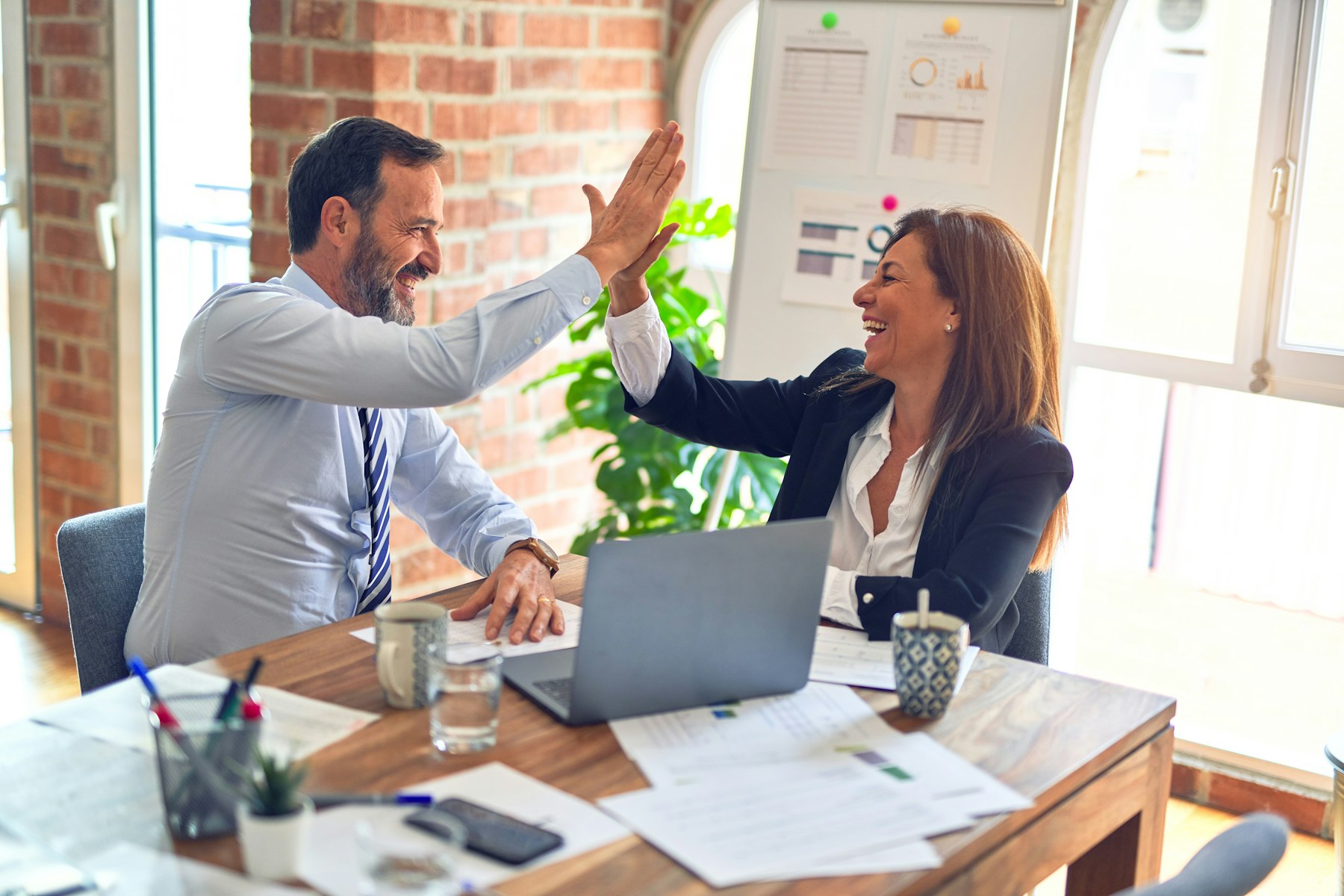 Due professionisti si stringono la mano dopo un incontro di lavoro